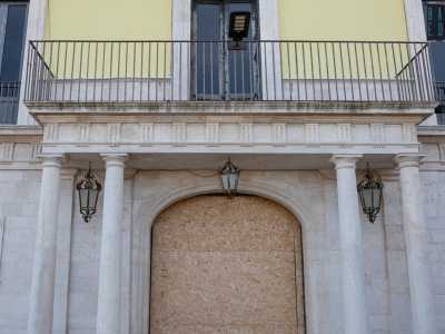 ...e da quattro colonne doriche che reggono il balcone superiore. Sul secondo, che si innesta su un cornicione con triglifi e metope, si aprono tre finestre architravate